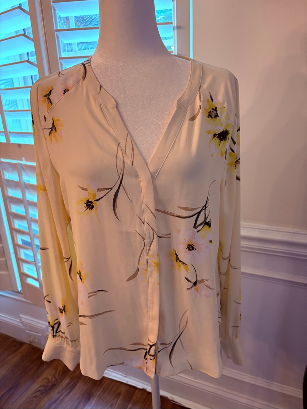 White House Black Market Pale Yellow Floral V-Neck Blouse - Picture 2 of 10